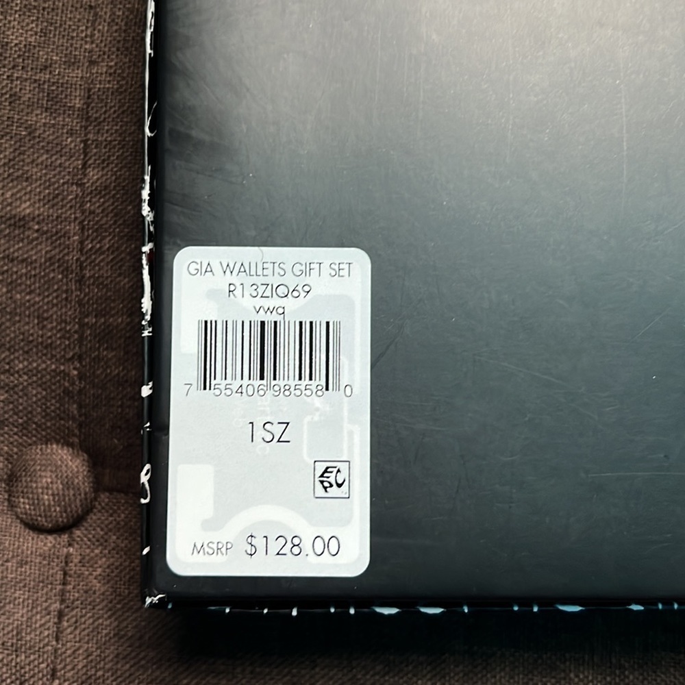 Dkny Gia 3-1 Wallet Gift Set - Picture 7 of 7
